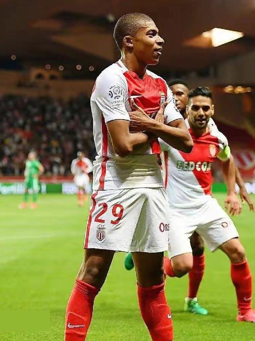 闪耀哥客场2-2战平多特，本赛季欧冠正赛仍一胜难求