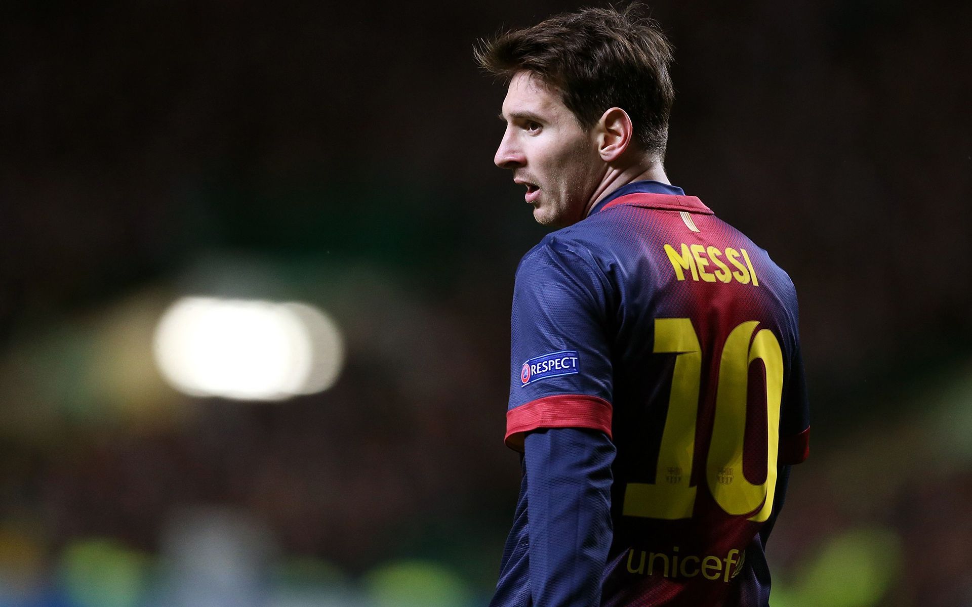 曼联主场4比1大胜狼队，B费梅开二度，姆贝莫、芒特破门，终结对手不胜纪录，升至第六。