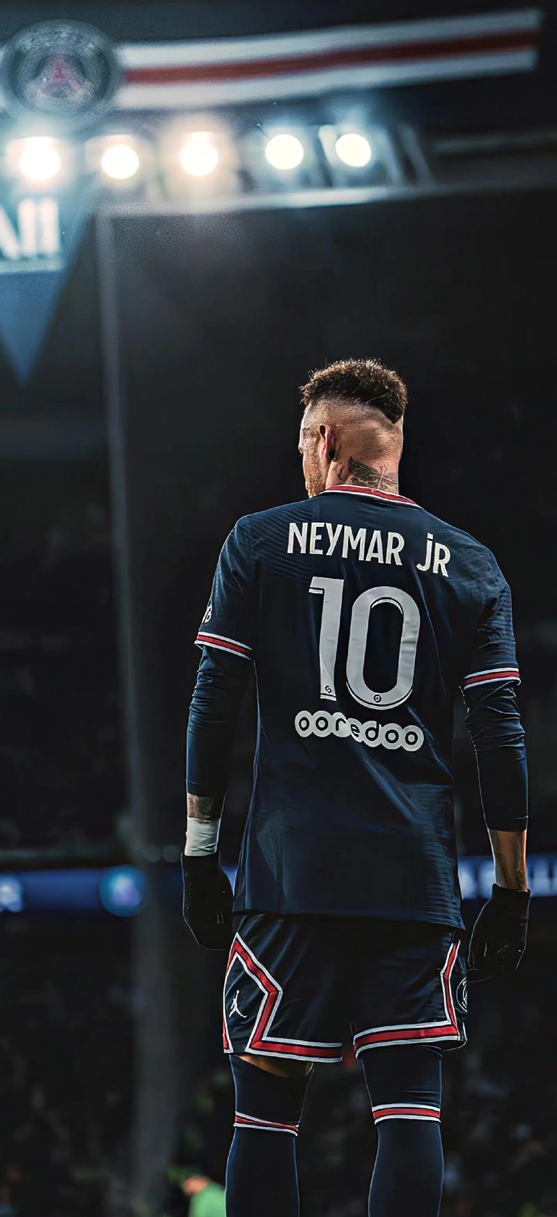 曼联主场1-1战平西汉姆联，近5轮仅1胜，阿莫林临场换人失误导致失利，球队前景堪忧。