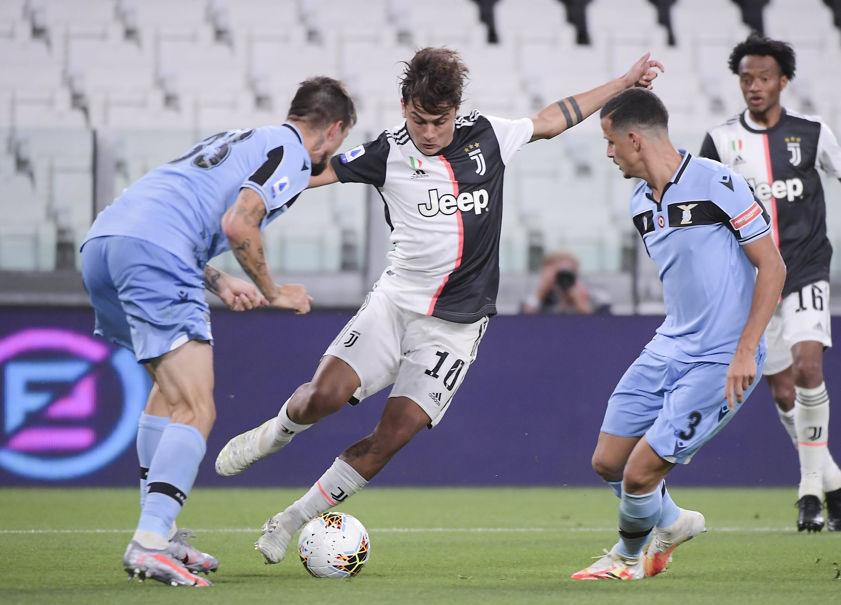 欧文突破防守送出关键助攻