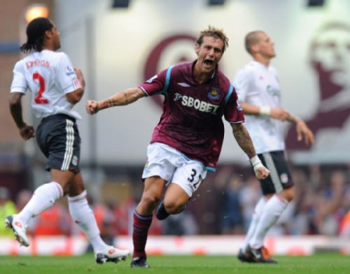 随迈阿密国际夺冠，德保罗赛后剪下主场球网留念